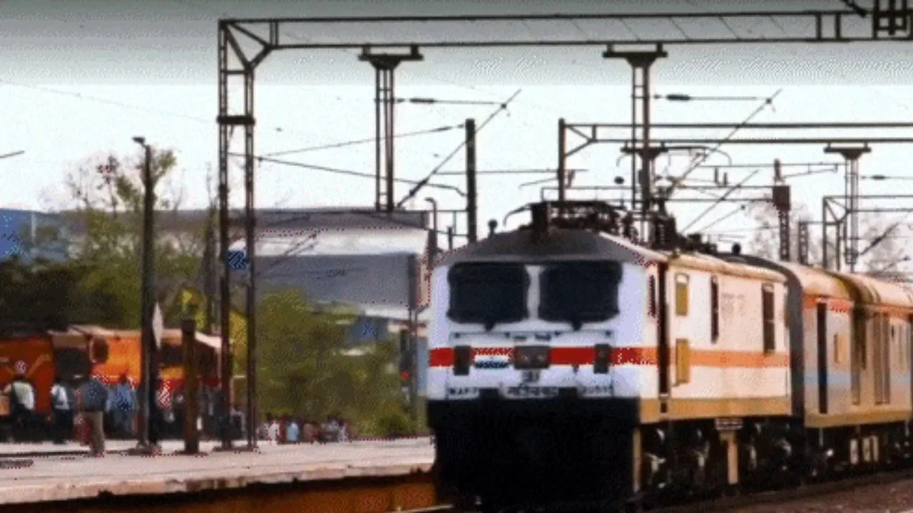 होली पर चलेगी विशेष ट्रेन, गोरखपुर से सियालदह, आसनसोल के लिए कई ट्रेनों का भी किया जाएगा संचालन