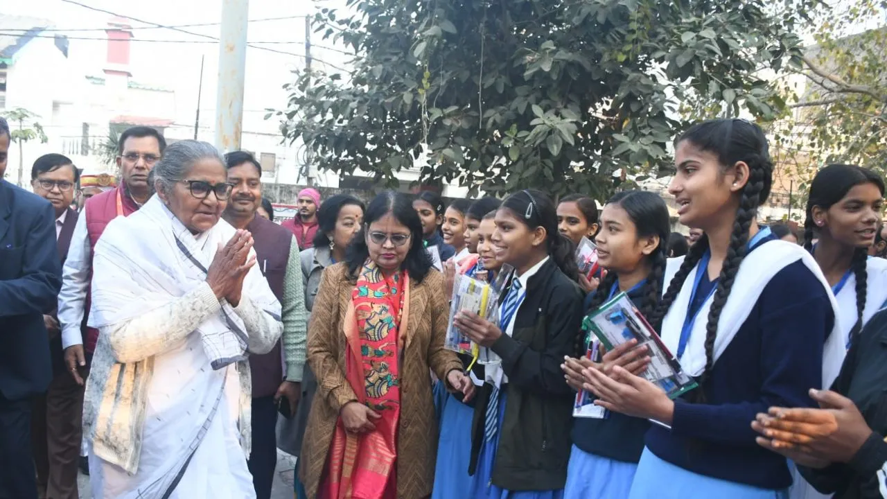 UP Board Exams 2026: आज से शुरू हुई यूपी बोर्ड की परीक्षा, छात्राओं का उत्साह बढ़ाने पहुंची माध्यमिक शिक्षा मंत्री गुलाब देवी