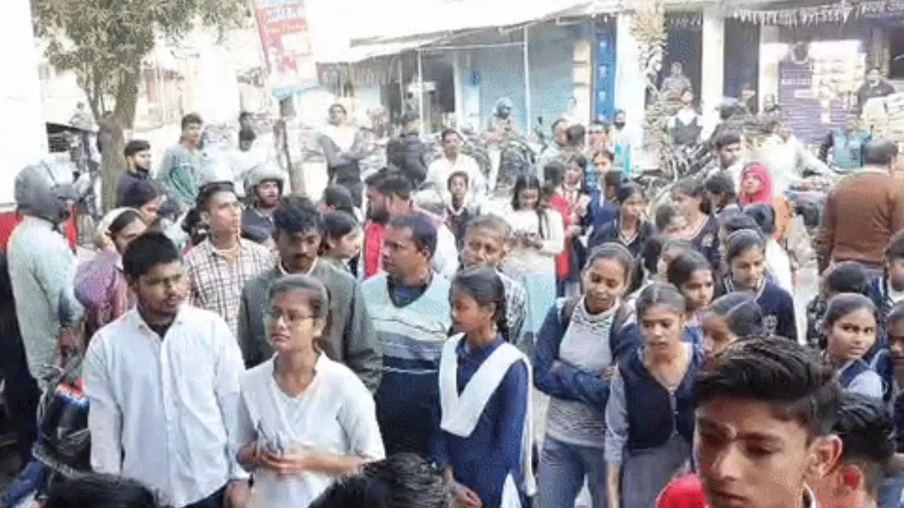  कानपुर :  124 परीक्षा केंद्रों पर शुरु हुई यूपी बोर्ड की परीक्षा, DM ने लिया जायजा, दिए निर्देश  