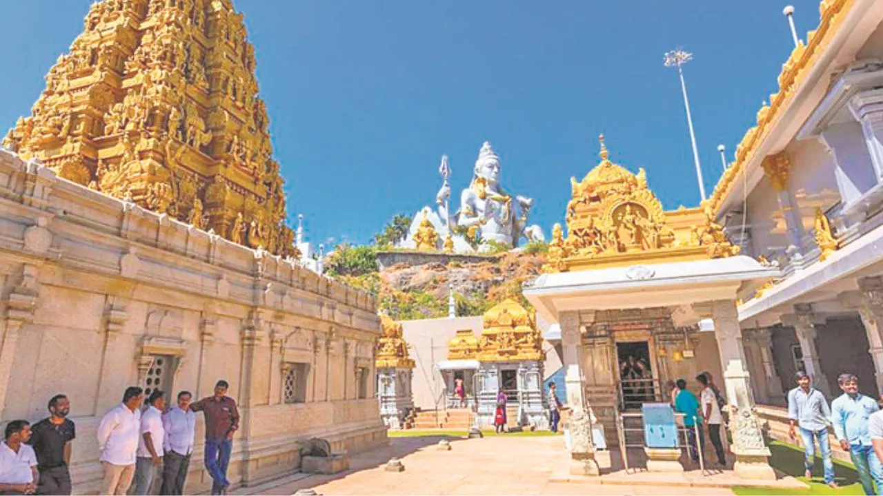 समुद्र का सौंदर्यपूर्ण संगम मुरुदेश्वर