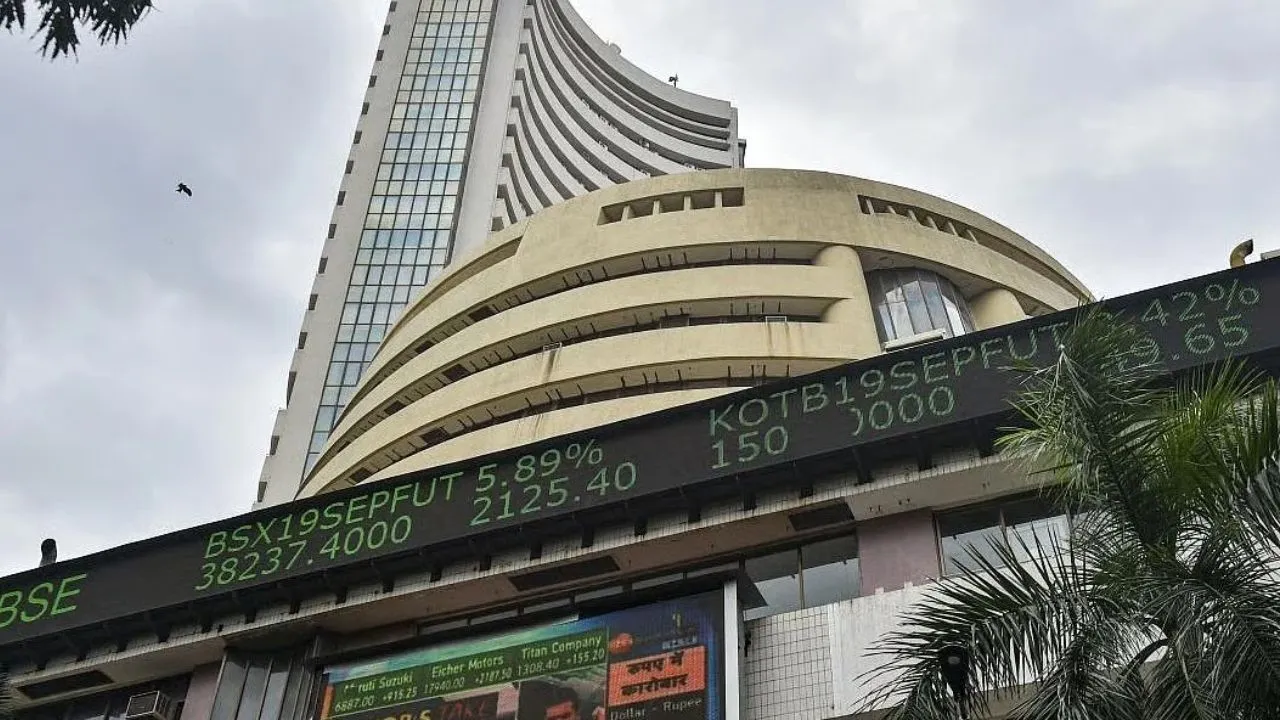 Stock Market Today:  शेयर बाजार में तेजी के बीच IT सेक्टर में गिरावट, सेंसेक्स-निफ्टी में इतने अंकों गिरावट  