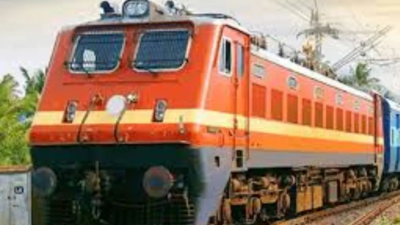  अयोध्या में रेलवे ट्रैक पर बढ़ाई गई गश्त: चलती ट्रेन पर रंग-कीचड़ फेंकने वालों से सख्ती से निपटेगी रेलवे पुलिस, सहयोग की अपील