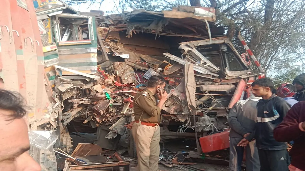 यूपी के फर्रुखाबाद में सड़क हादसा: ट्रक और कार की टक्कर में 3 लोगों की मौत, दो अन्य घायल  