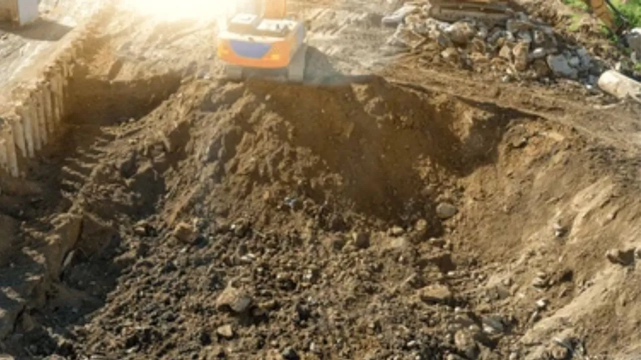 आदर्श तालाब में मानक के विपरीत मिट्टी की खुदाई:  ग्रामीणों के विरोध के बाद रुका काम, राजस्व टीम करेगी सीमांकन