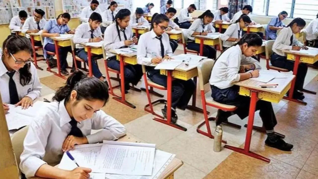  छत्तीसगढ़ : 10वीं बोर्ड परीक्षा का आगाज़, 3.21 लाख विद्यार्थियों ने दी पहली परीक्षा 