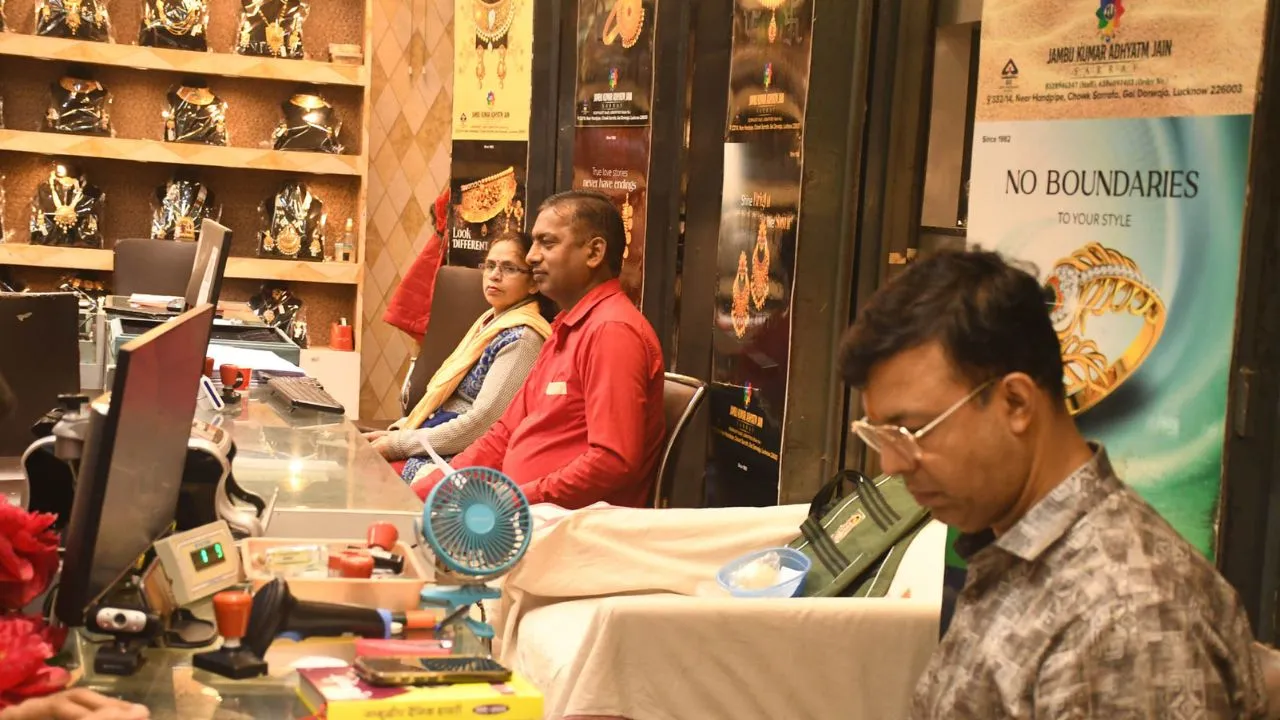 सहालग में भी सन्नाटा...  प्रमुख बाजारों में सोने-चांदी की दुकानों में ग्राहकों का इंतजार, नहीं उबरा कीमती धातुओं का बाजार