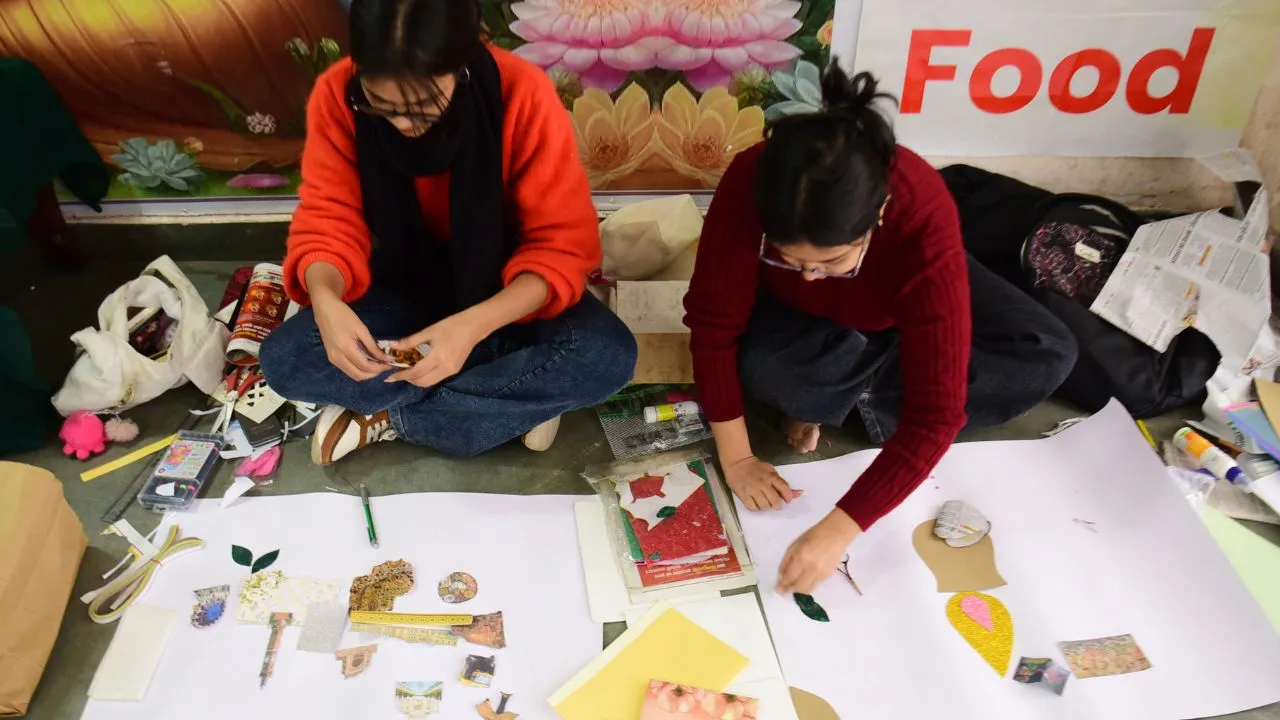  दस्तक यूथ फेस्टिवल: ओपन आर्ट गैलरी सा दिखा बौद्ध संस्थान, पोस्टर में बहीं नदियां, युवाओं ने की फेस पेंटिंग और कार्टून भी बनाए