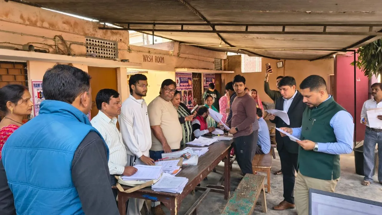 SIR अभियान दिवस पर डीएम ने किया बूथों का निरीक्षण,   दिए निर्देश, पात्र नागरिक का नाम मतदाता सूची में जोड़ा जाए