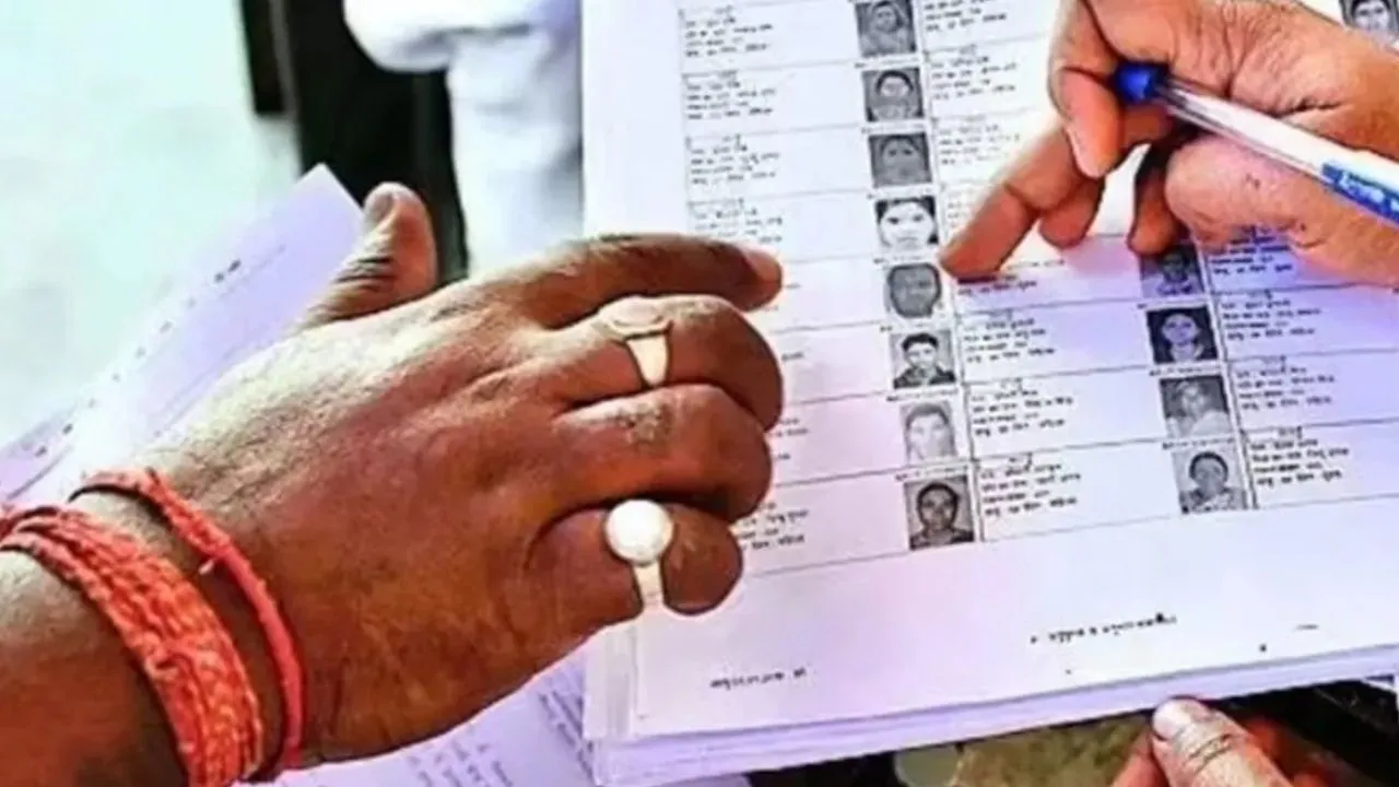 SIR:  जिले में 3.5 लाख मतदाताओं की खंगाली जाएगी कुंडली, नौ मैपिंग से मतदाता की आसान होगी जांच