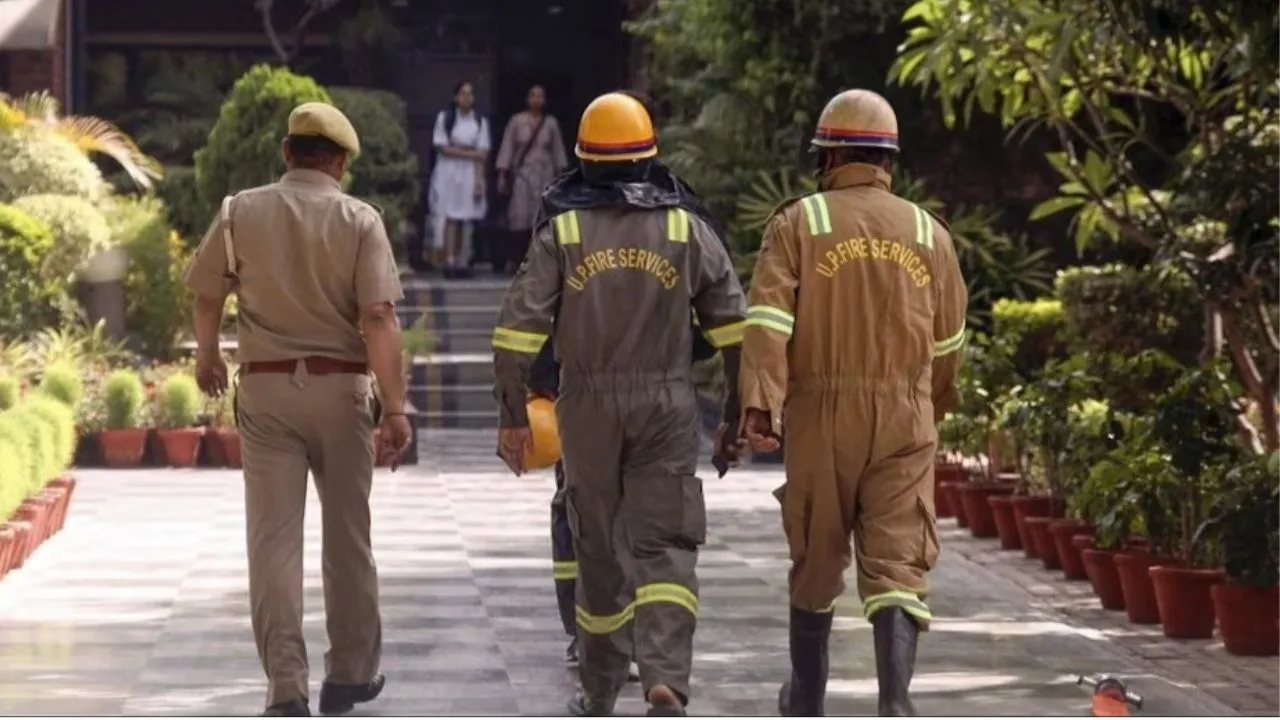  दिल्ली के तीन स्कूल को बम की धमकी, ईमेल मिलने पर तलाशी कर विद्यार्थियों को निकाला सुरक्षित बाहर  