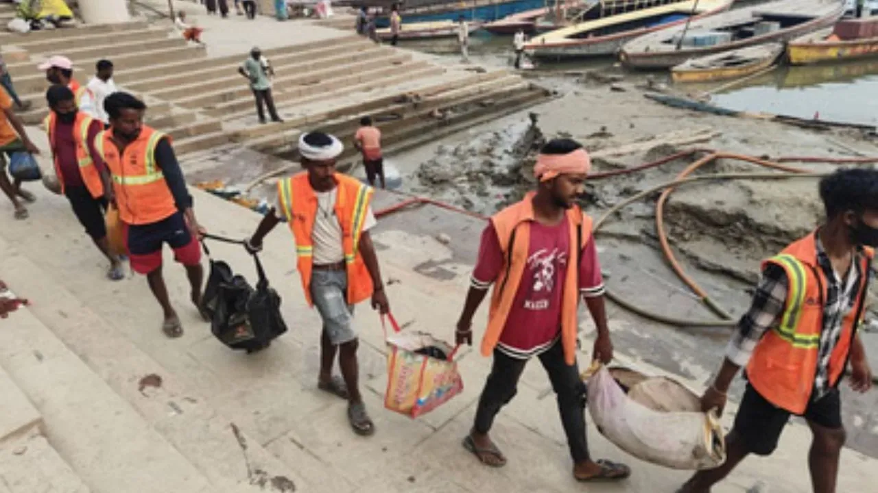  काशी में साफ सफाई पर जीरो टॉलरेंस नीति: नगर आयुक्त ने किया औचक निरीक्षण, दिए सख्त निर्देश 