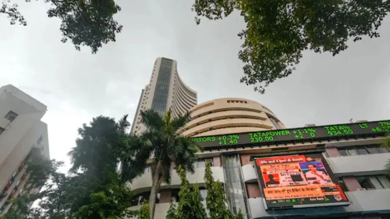 Stock market closed :  IT शेयरों में बिकवाली से शेयर बाजार में बड़ी गिरावट, 1,069 अंक लुढ़का सेंसेक्स  