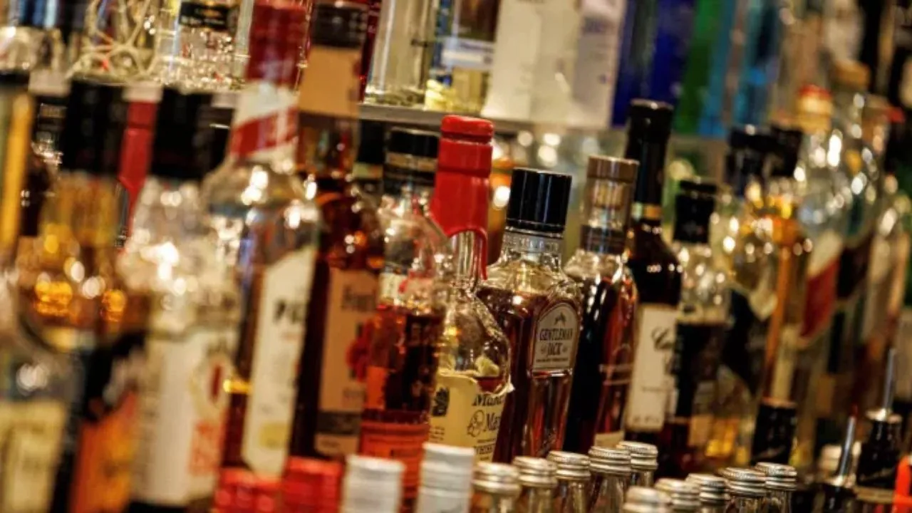 यूपी में आबकारी राजस्व में रिकॉर्ड बढ़ोतरी,  10 माह में गटक गए 43,975 करोड़ की शराब 