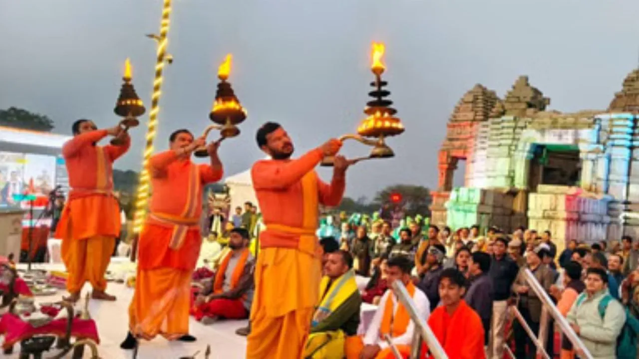  'महोबा सूर्य महोत्सव' का भव्य शुभारंभ: बुंदेलखंड की वीरता और वैभव का उत्सव, सूर्य के सात रंगों से आलोकित हुई वीर भूमि