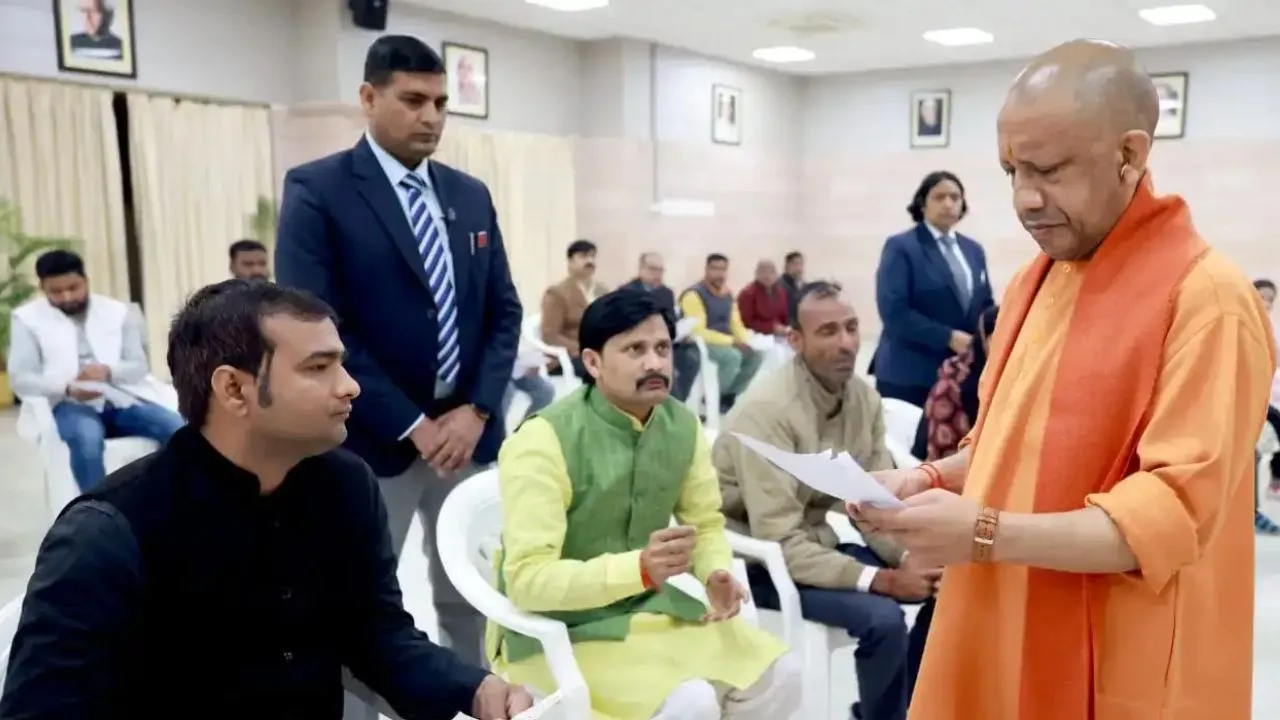 जनता दर्शन में बोले सीएम योगी,  जिला और मंडल स्तर के अधिकारियों से मिलें फरियादी, टालमटोल पर होगी कार्रवाई 