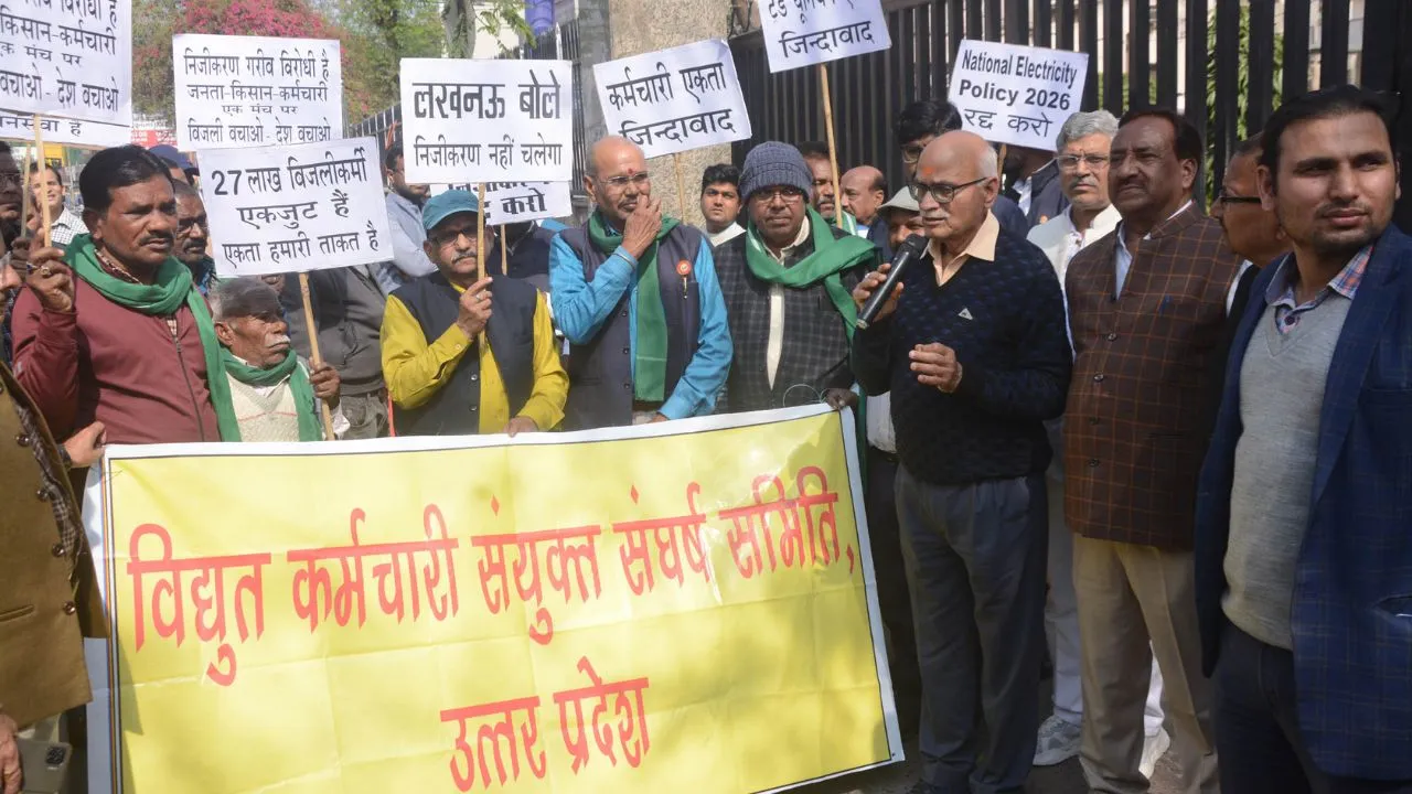  लखनऊ में बिजली कर्मचारियों का विरोध प्रदर्शन, निजीकरण और बिल वापस लेने की मांग