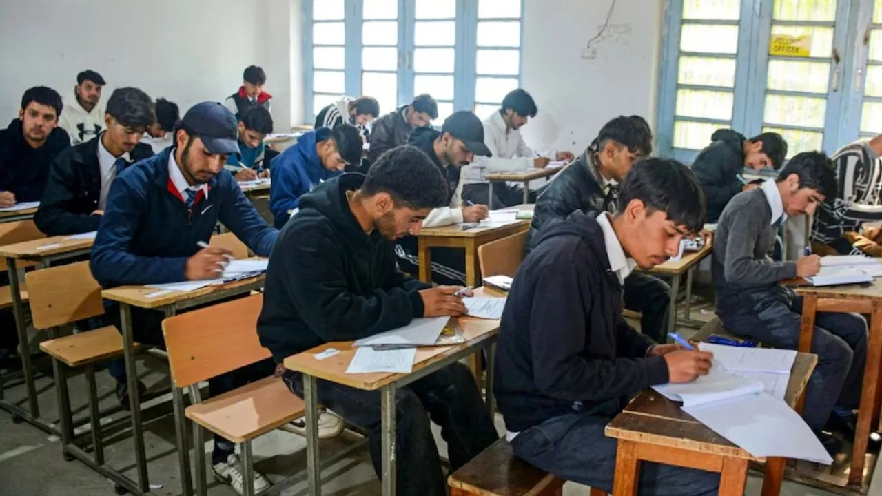  UP Board Exam 2026: जेंडर-विषय कोड की त्रुटियों में सुधार, बोर्ड ने सभी छात्रों को परीक्षा में शामिल कराने के दिए निर्देश