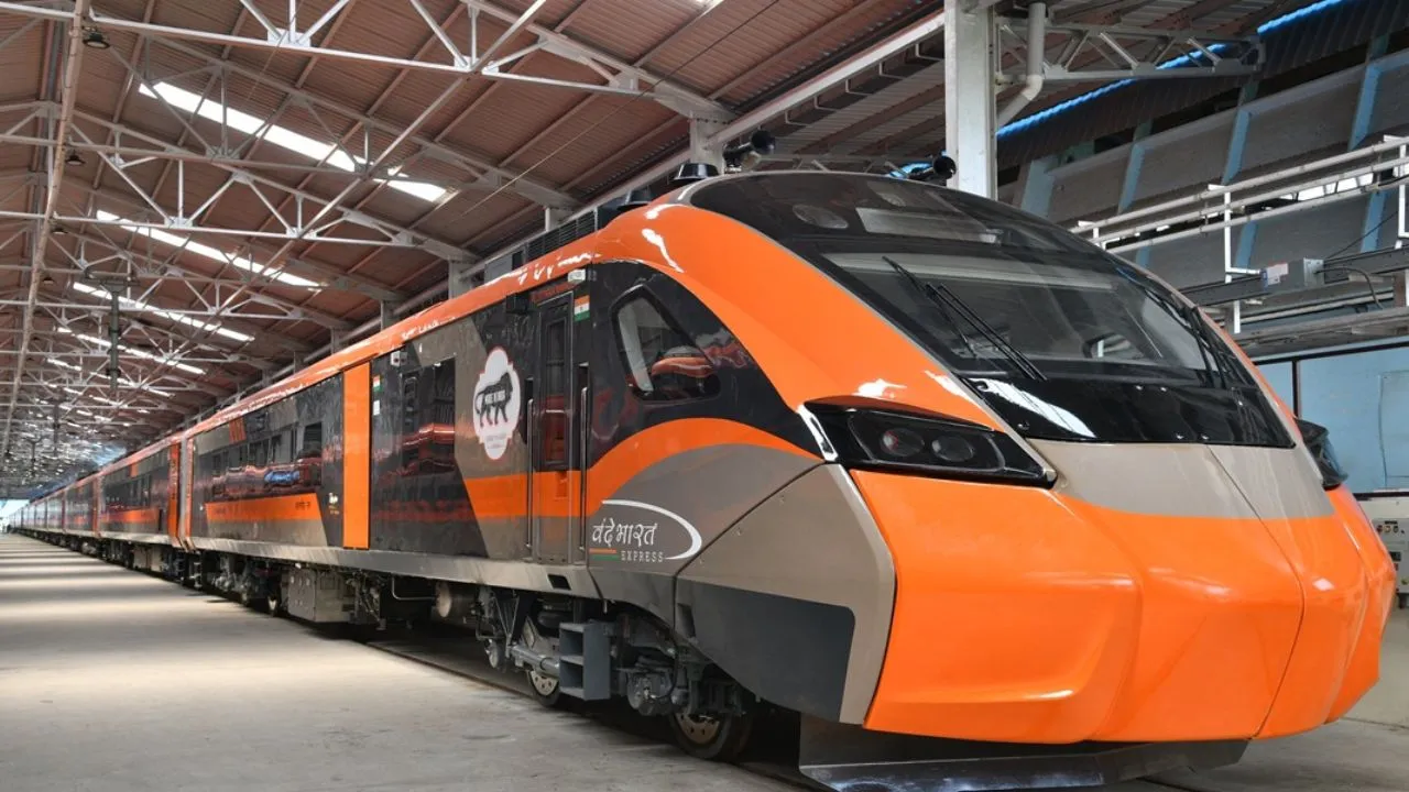  रायबरेली में वंदे भारत प्रोटोटाइप रेक का ट्रायल:  पास कर लिया Speed Test, महाप्रबंधक ने दी बधाई  