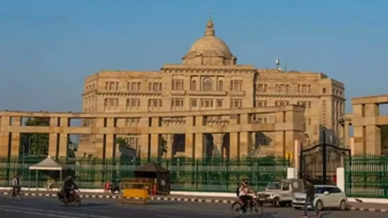 लखनऊ में महिला ने किया आत्मदाह का प्रयास,  लोक भवन के पास पुलिस ने बचाया, जमीन पर कब्जा का मामला 