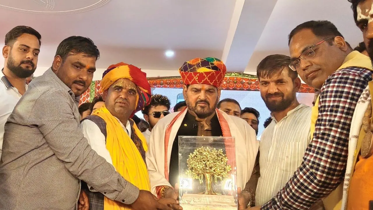 'व्यक्तिगत लाभ के लिए जातियों में बट रहे लोग',  धार्मिक कार्यक्रम में बोले बृजभूषण