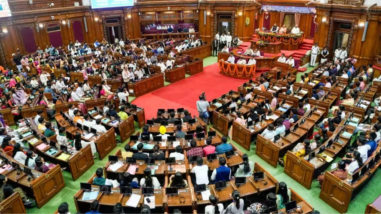 यूपी विधानसभा में विपक्ष का हंगामा:  सपा विधायक के सवाल पर बढ़ा विवाद, कार्यवाही बाधित 