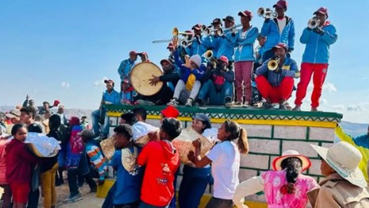 अनोखी परंपरा: फामादीहाना, मौत के पार रिश्तों का उत्सव 