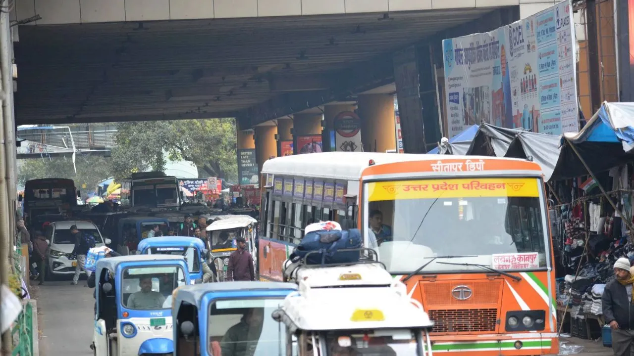 लखनऊ के आलमबाग को राहत दिलाने पहुंचे रोडवेज अफसर, बसों के जाम से निजात दिलाने के लिए तलाशे गए विकल्प