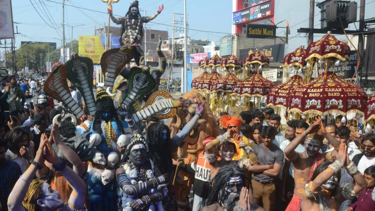 कानपुर मे महाशिवरात्रि पर उत्साह:  शिवालयों में जलाभिषेक, बारात में नाचे भक्त...लगे जयकारे