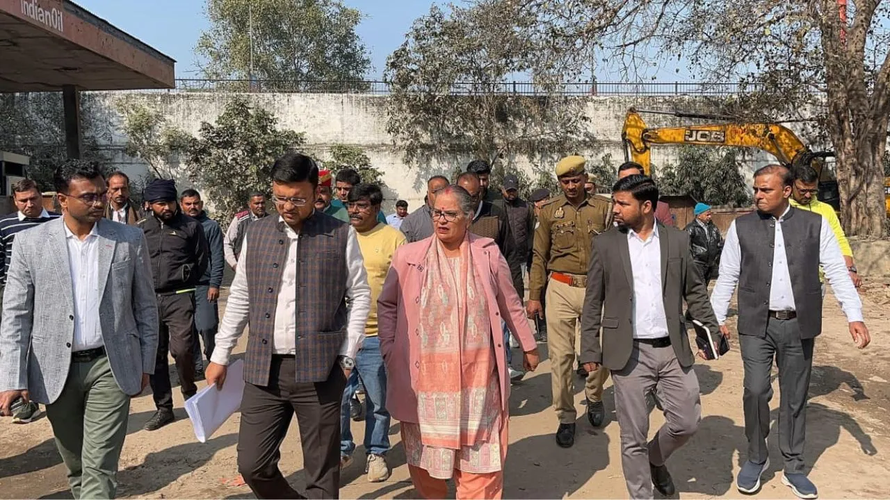 महापौर सुषमा खर्कवाल ने चीफ इंजीनियर को लगाई फटकार,  नगर निगम मुख्यालय के नवीन भवन निर्माण में बाधा पेट्रोल पंप हटाने के निर्देश