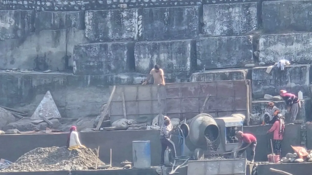 भीषण बाढ़ में क्षतिग्रस्त कोसी बैराज का जीर्णोद्धार :  बरसात से पहले काम पूरा करने का लक्ष्य, युद्धस्तर पर जारी कार्य 