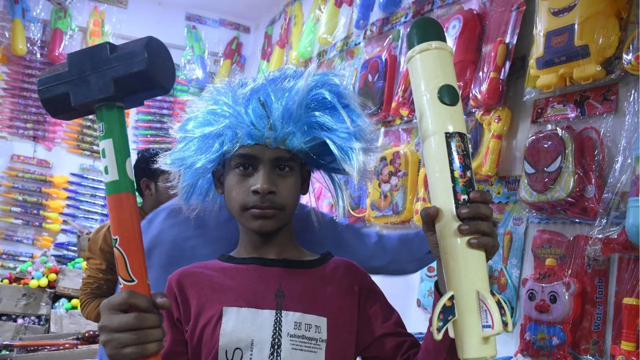 होली पर पिचकारियों की तमाम वैरायटी से पटा बाजार,'मिसाइल से तबाही नहीं बरसेंगे रंग, हथौड़े से होरियार करेंगे रंगों का वार'
