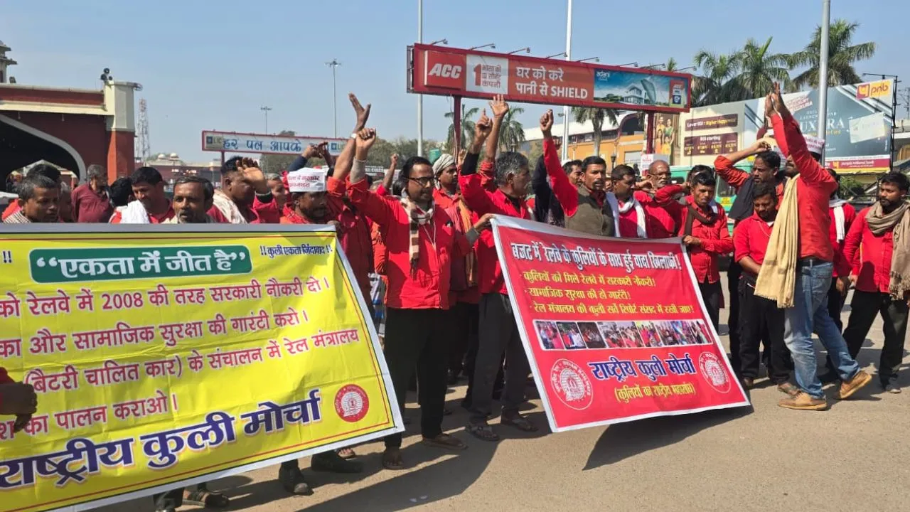  चारबाग रेलवे स्टेशन पर कुलियों का प्रदर्शन, पारदर्शिता व सामाजिक सुरक्षा की मांग