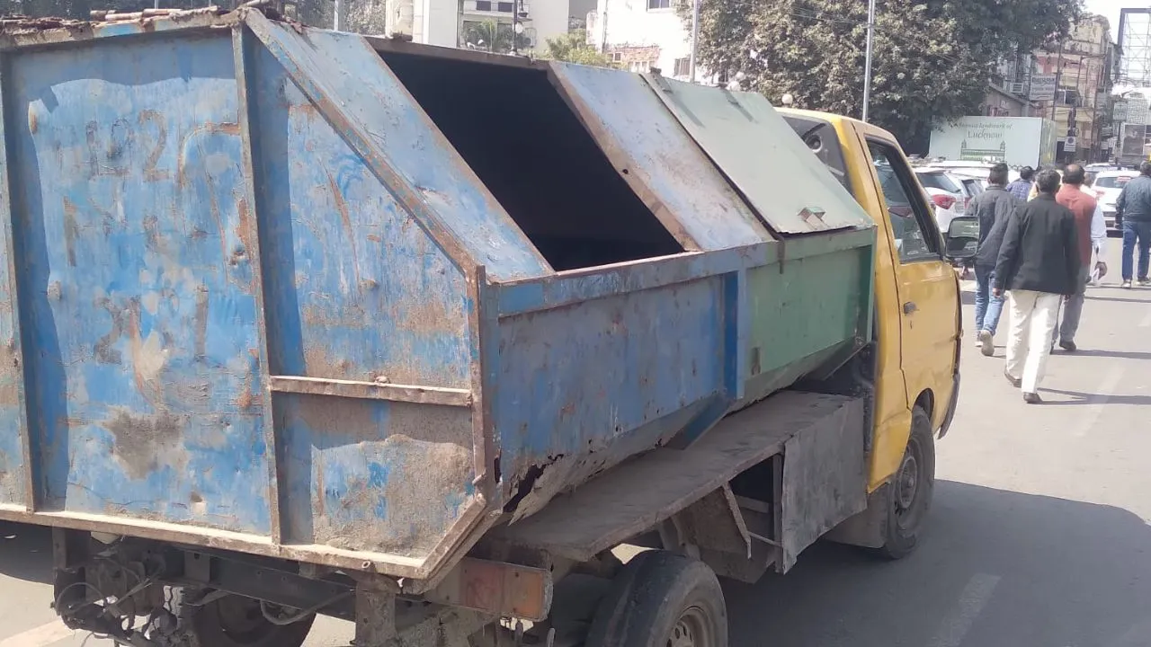 लखनऊ में नगर निगम की कूड़ा ढोने वाली 300 गाड़ियां फैला रही प्रदूषण, 77 वार्डों में गलियों से उठा रहीं Garbage 