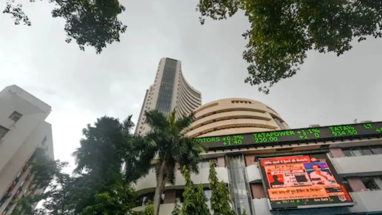 Stock Market Today : घरेलू शेयर बाजारों में गिरावट, सेंसेक्स और निफ्टी में शामिल इन कंपनियों को लगा झटका 