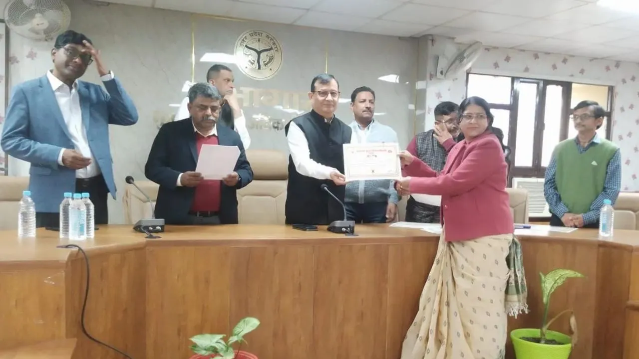 यूपी हेल्थ डैशबोर्ड में प्रथम स्थान प्राप्त करने पर लखनऊ के CMO हुए सम्मानित, मण्डलायुक्त ने की स्वास्थ्य सेवाओं की समीक्षा 