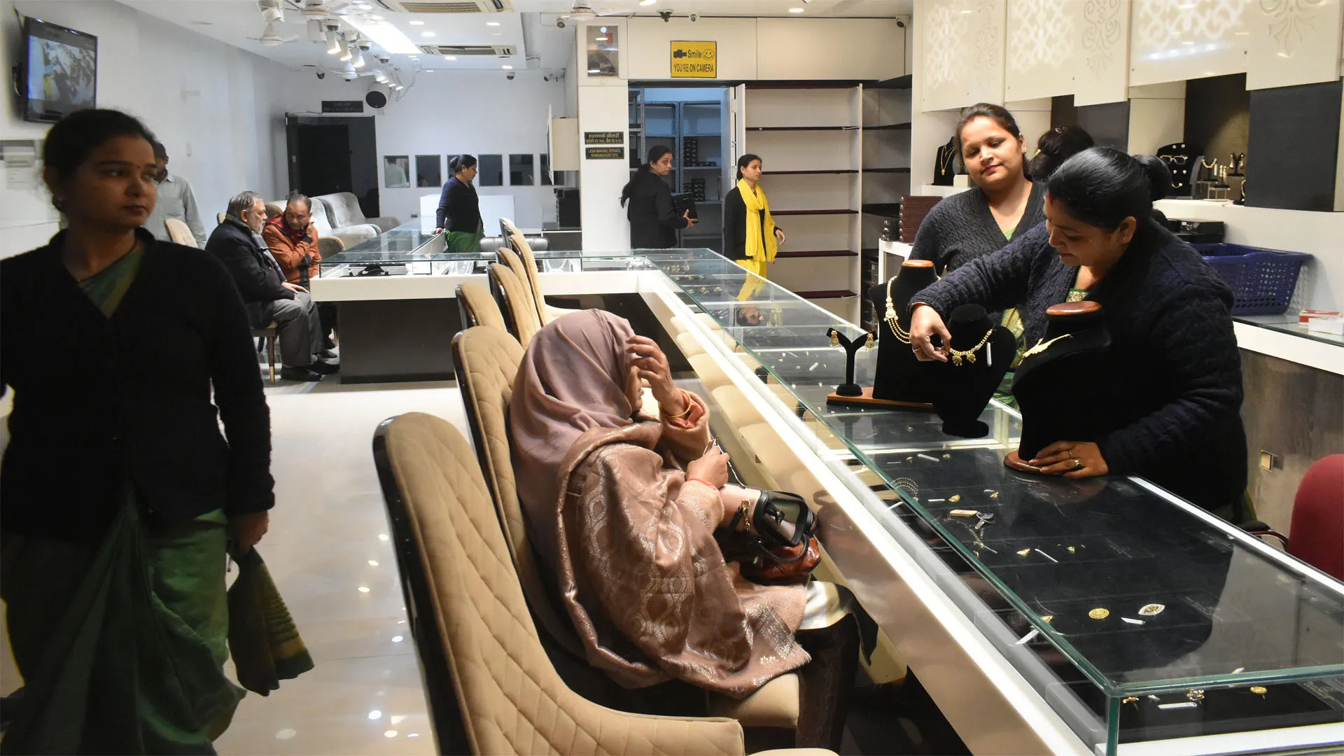 Bareilly: सोना-चांदी के दामों में गिरावट से बाजार में हलचल, शादी और त्योहारों की खरीदारी तेज