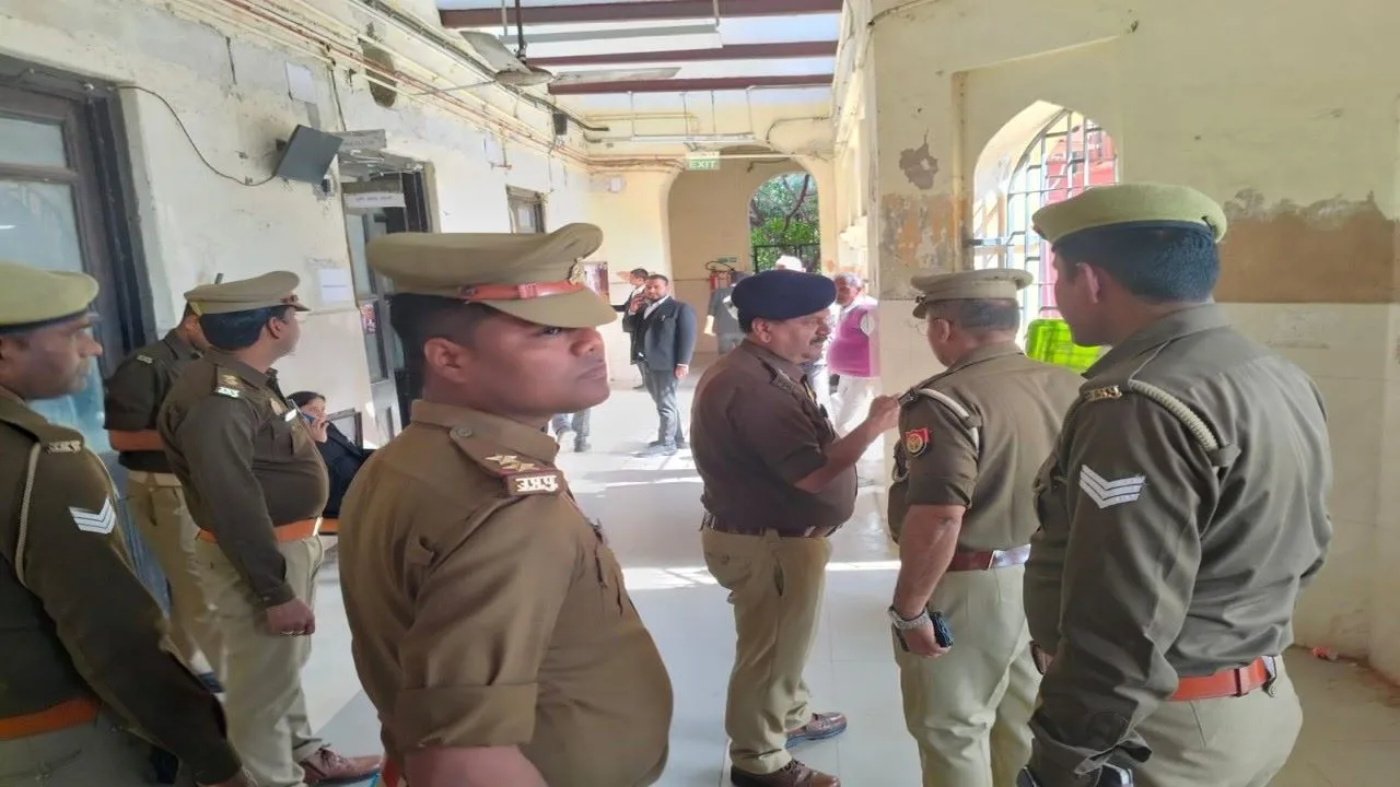 लखनऊ : कोर्ट परिसर में बम की सूचना पर चला सर्च अभियान, भारी पुलिस फोर्स तैनात