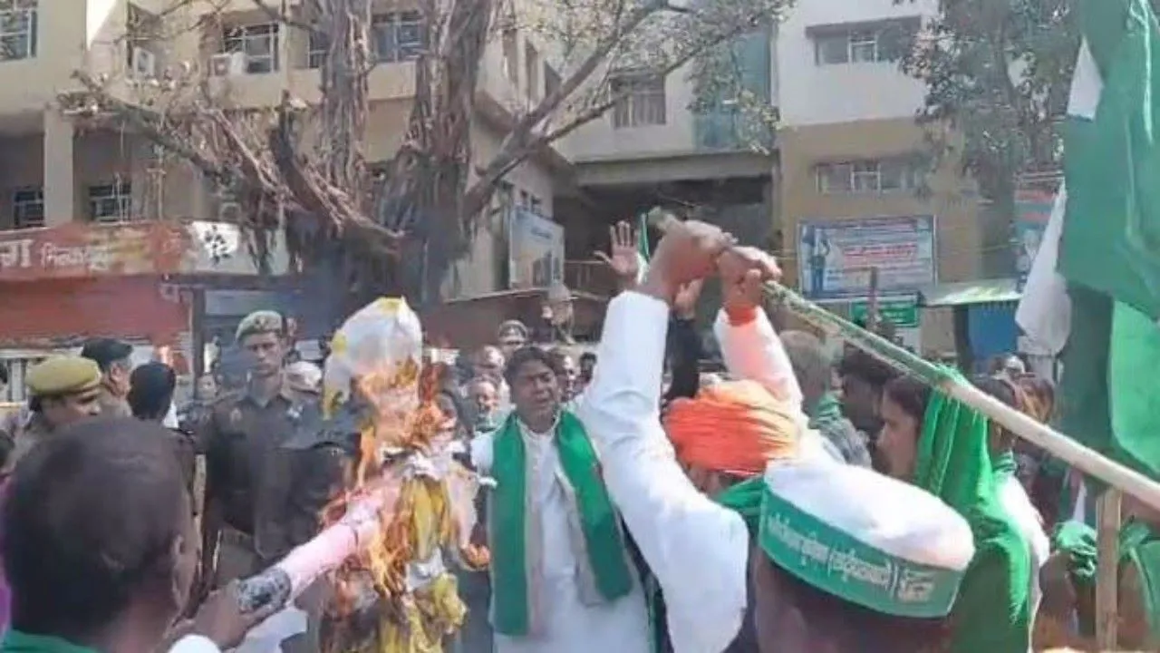 लखनऊ : किसानों ने फूंका एलडीए का पुतला, लाठी-डंडों से पीटा