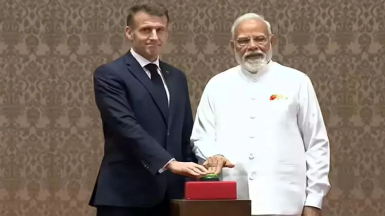  इमैनुएल मैक्रों के साथ जॉइंट प्रेस कॉन्फ्रेंस में बोले पीएम मोदी-   माउंट एवरेस्ट की ऊँचाइयों तक जायेगा भारत में बना हेलिकाॅप्टर