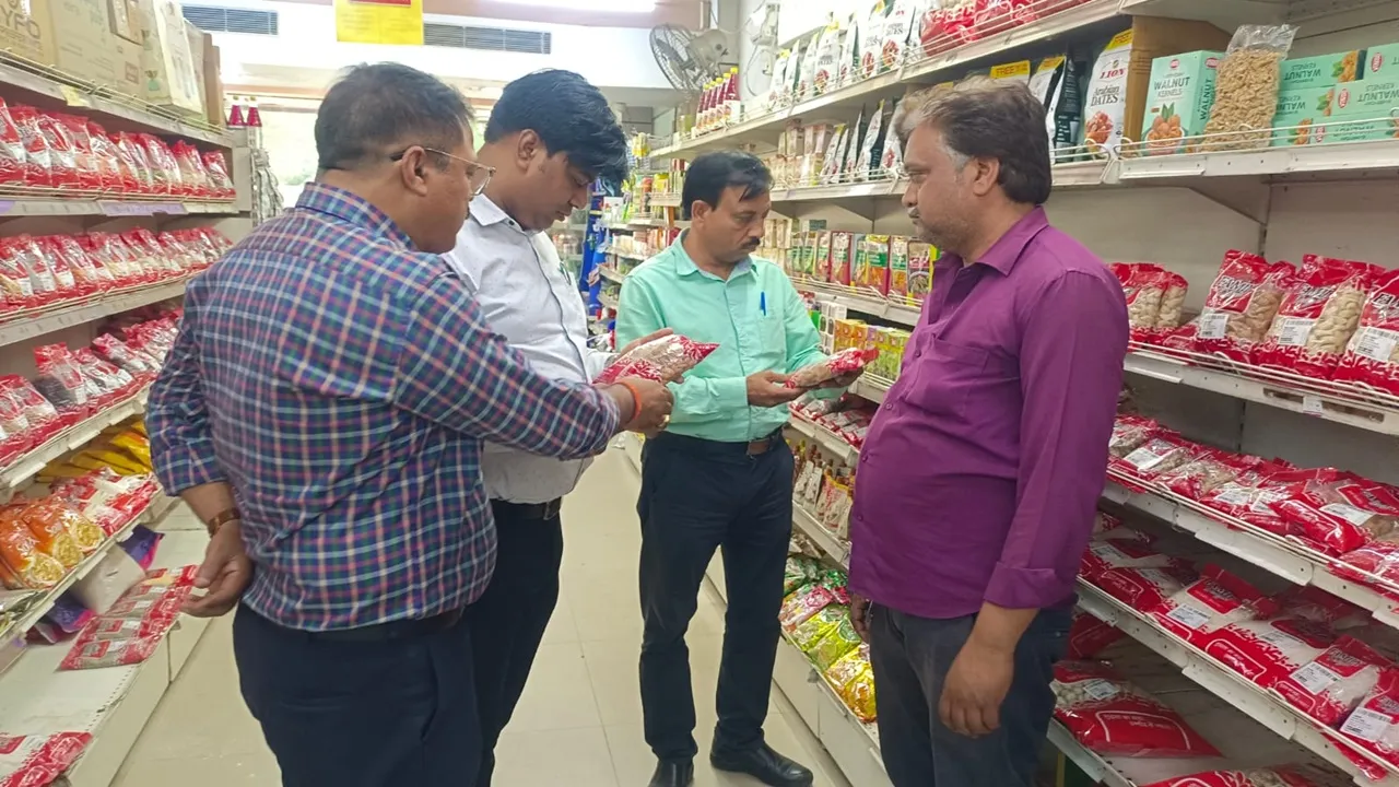 बाराबंकी : खाद्य विभाग ने छापामारी कर भरे चार नमूने