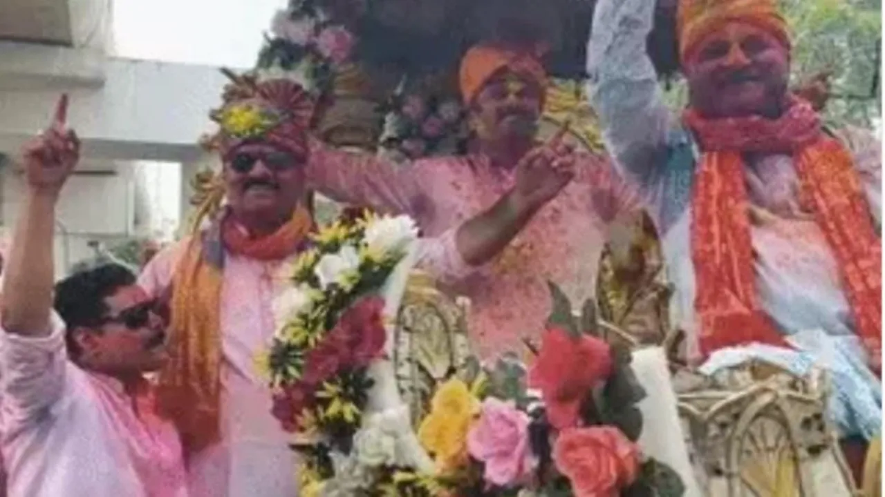 लखनऊ पुलिस लाइन में होली का धमाल : डीजे की धुन पर झूमे जवान, बग्घी पर सवार होकर पहुंचे पुलिस कमिश्नर 