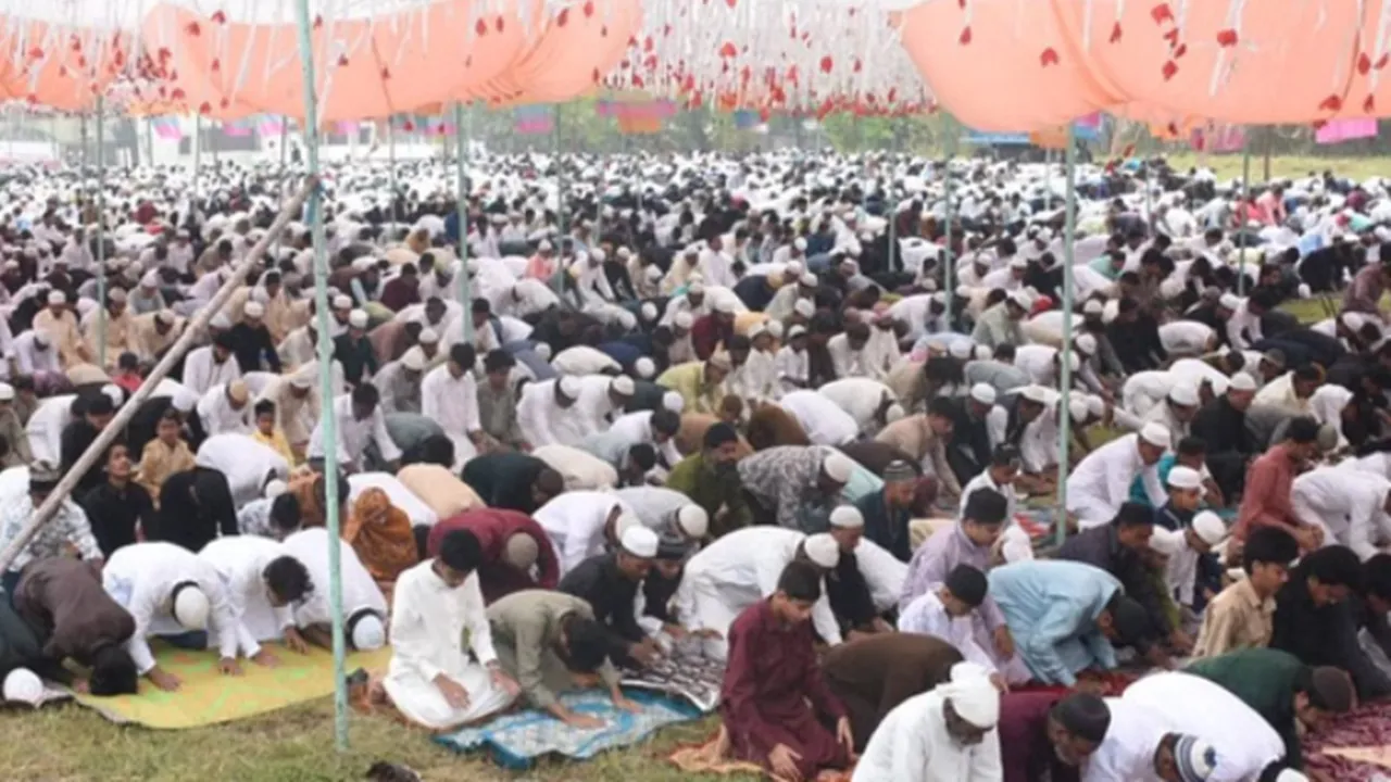 लखनऊ में हर्षोल्लास के साथ मनाई गई ईद, ऐशबाग ईदगाह में नमाजियों ने अदा की नमाज, गले लगकर दी मुबारकबाद  