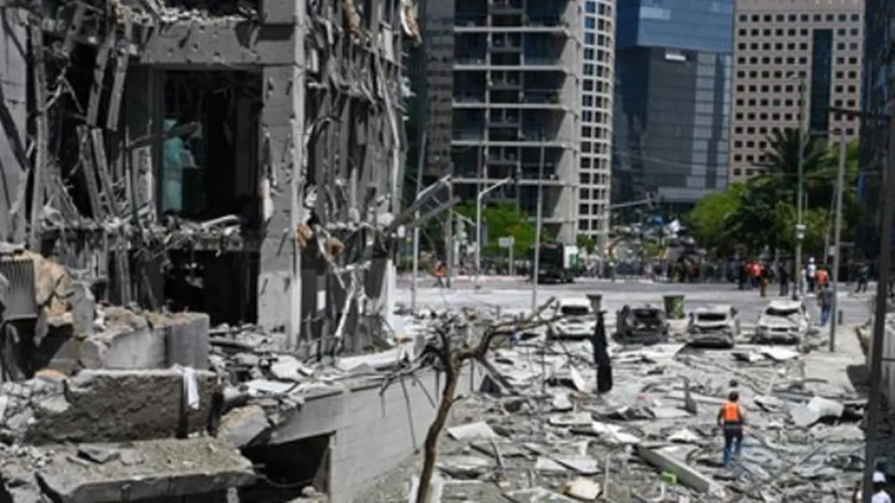 मिडिल ईस्ट तनाव : कतर में फंसे भारतीयों के लिए दूतावास ने जारी की एडवाइजरी, जरूरी होने पर ही निकलें बाहर