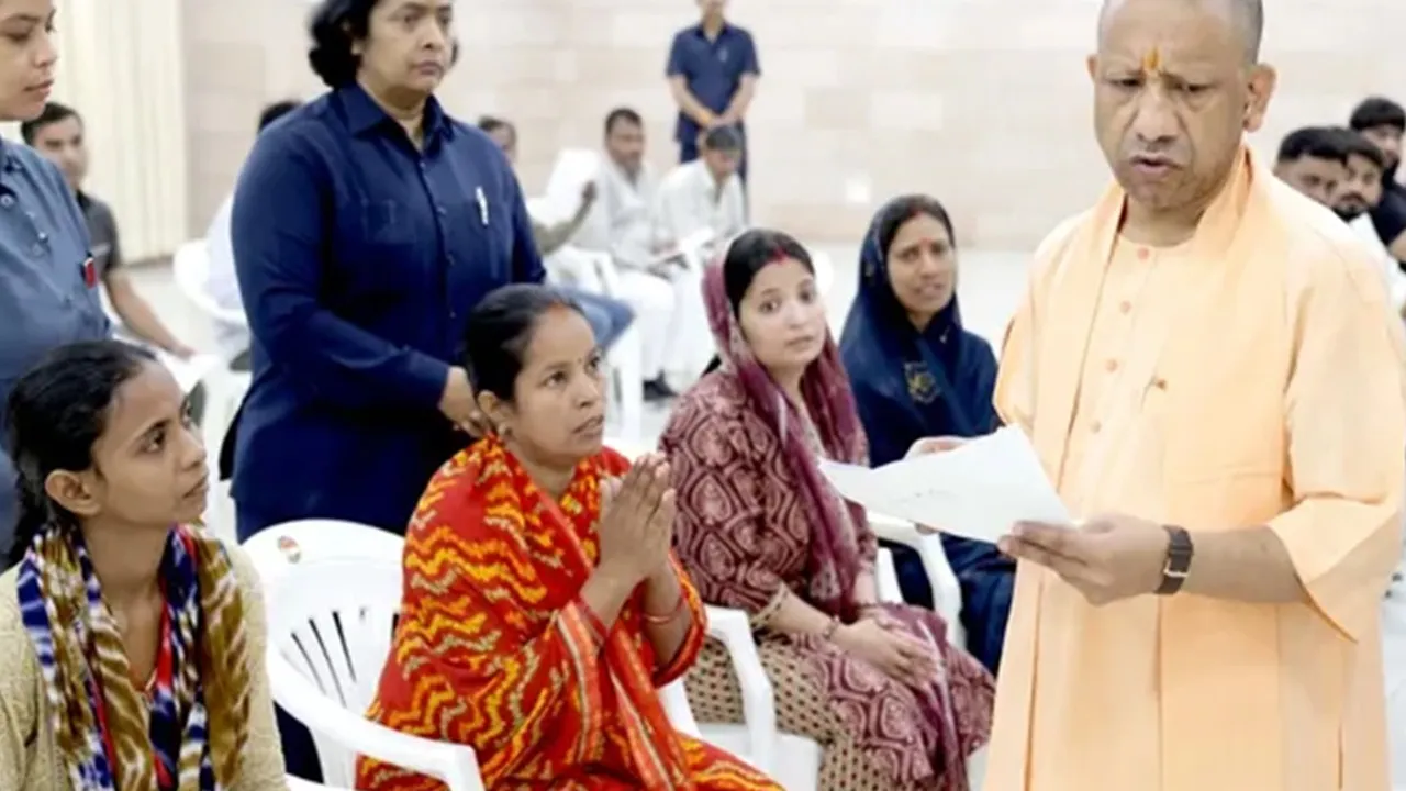 लखनऊ : 'जनता दर्शन' में सीएम योगी ने सुनीं फरियादियों की समस्याएं, उन्नाव की पीड़िता ने उठाया मंदिर पर कब्जे का मुद्दा