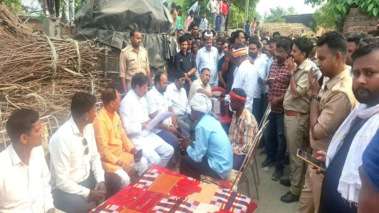 बाराबंकी बबलू हत्याकांड : पीड़ित परिवार से मिले मंत्री अनिल राजभर, मदद का दिया भरोसा