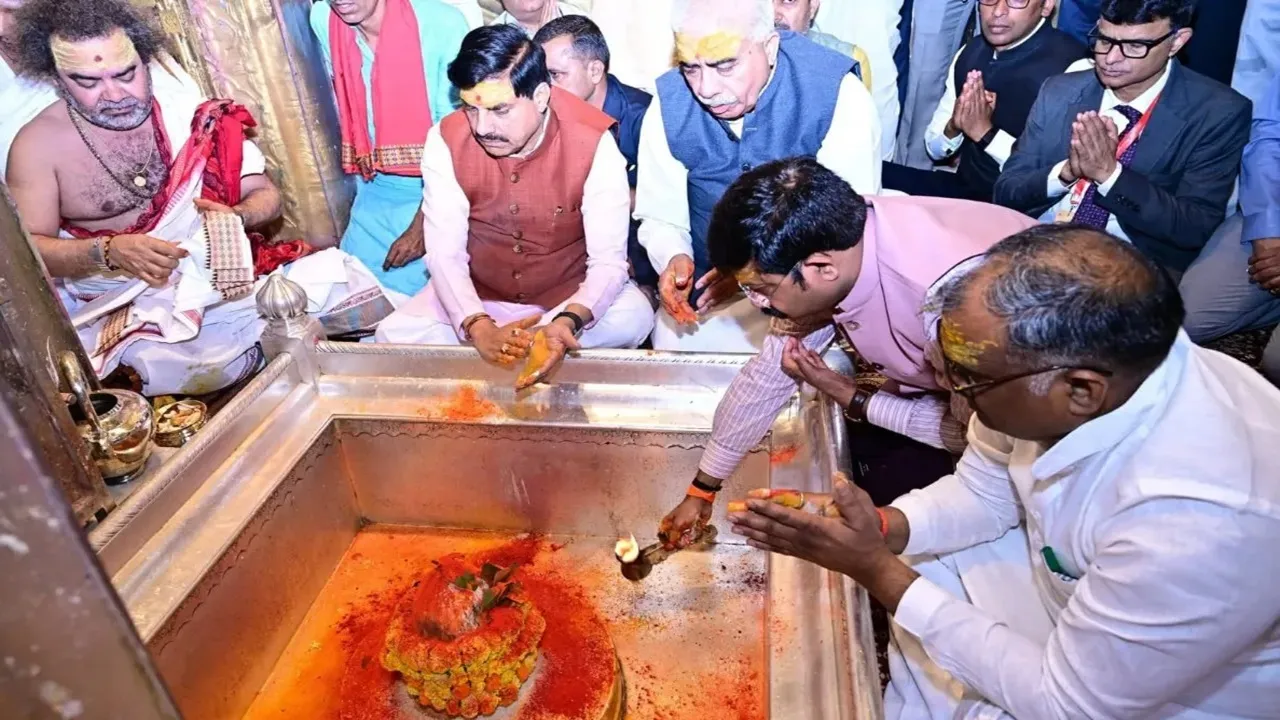 डॉ. मोहन यादव ने श्री काशी विश्वनाथ धाम में किया दर्शन-पूजन, कहा- धार्मिक पर्यटन से आयेगा लोगों के जीवन में बदलाव