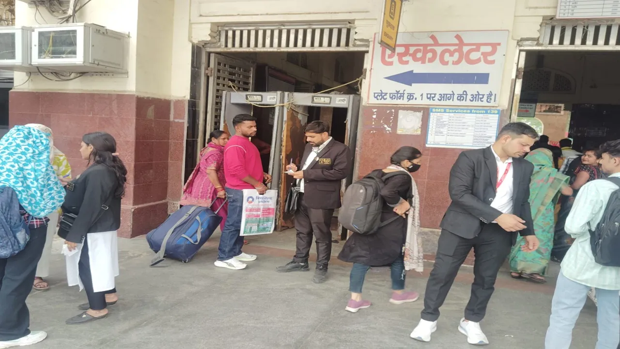 कानपुर : मार्च के आखिरी दिन ट्रेनों, स्टेशनों पर ताबड़तोड़ छापेमारी, बेटिकट यात्रियों में हड़कंप