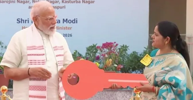 प्रधानमंत्री मोदी ने दिल्ली के सरोजिनी नगर में महिला लाभार्थियों को सौंपी जीपीआरए फ्लैट्स की चाबियां