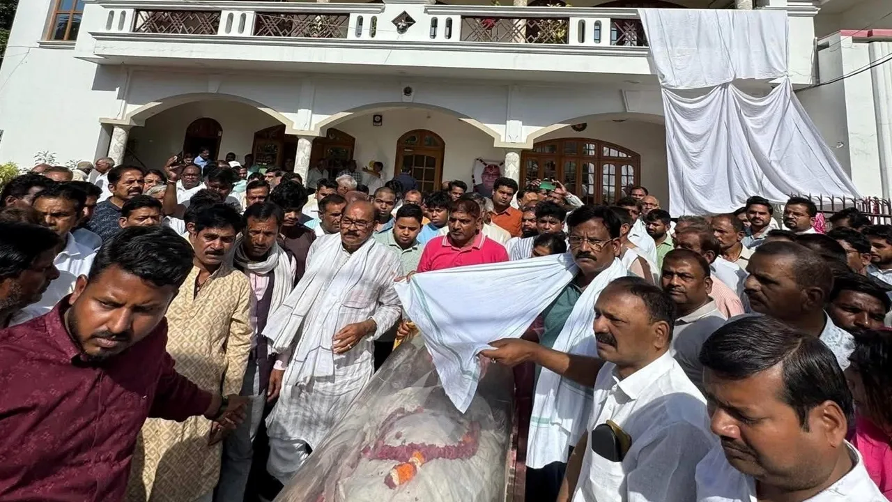 बाराबंकी : संग्राम सिंह वर्मा का पैतृक गांव में हुआ अंतिम संस्कार, नम आंखों से लोगों ने दी अंतिम विदाई