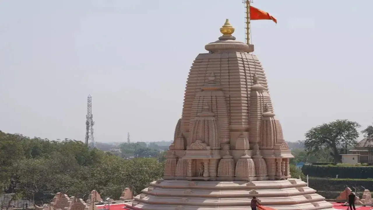  अयोध्या : सूर्य मंदिर पर हुआ ध्वजारोहण, जानिए क्या हैं इसकी खासियत? 